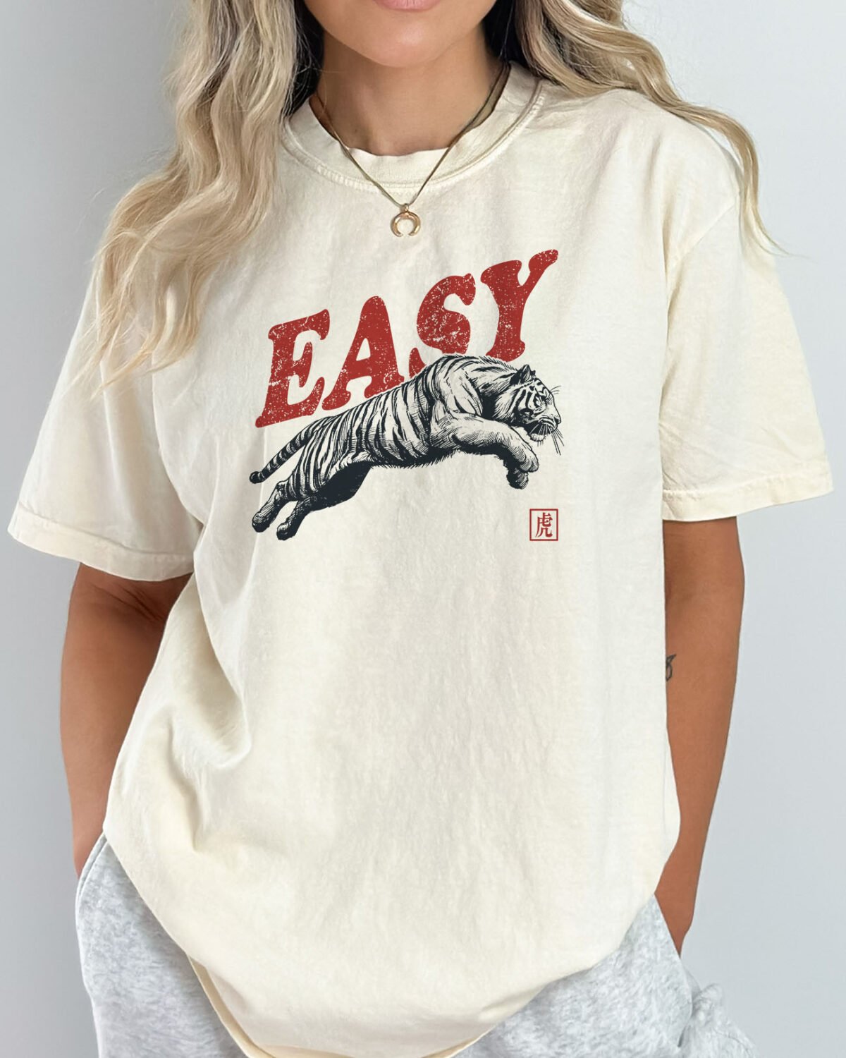 Woman wearing an easy tiger shirt in natural color