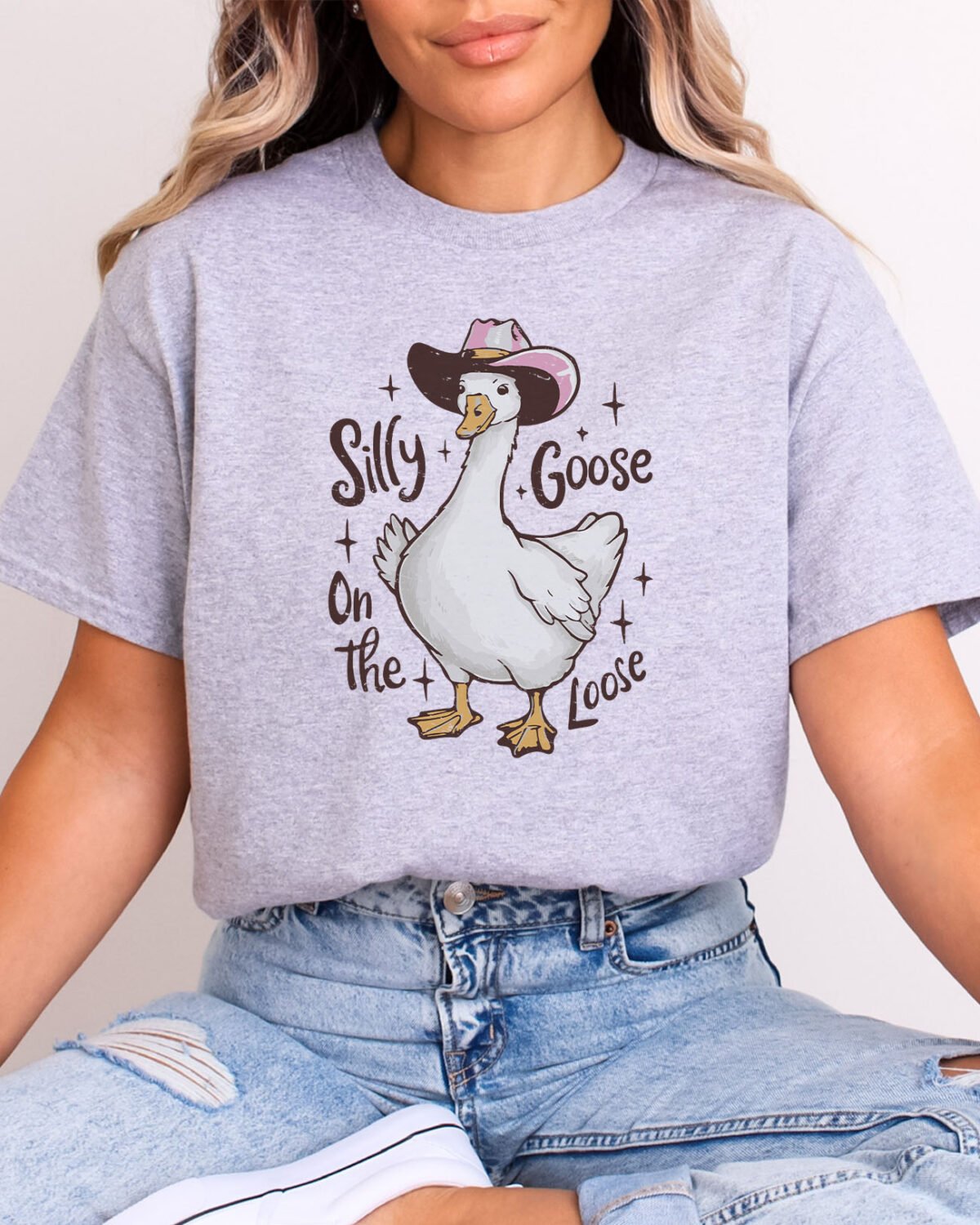 Woman wearing a silly goose on the loose shirt in sport grey color