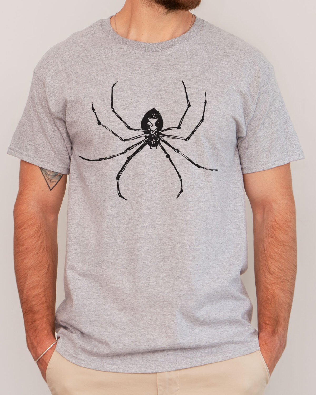 Woman wearing a retro spider shirt in sport grey color